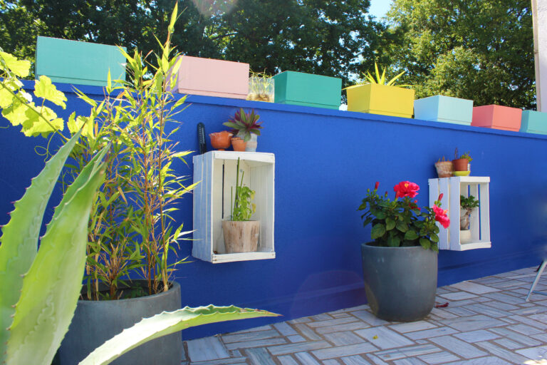 Mur de terrasse en crépi peint en bleu Majorelle avec la peinture façade OZE