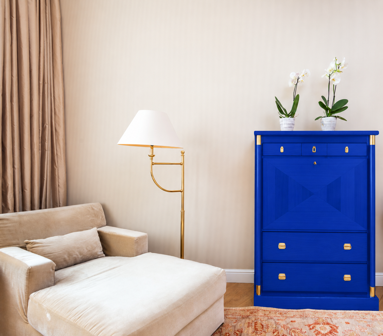 Meuble laqué en bleu profond dans un salon élégant, exemple d'intégration déco