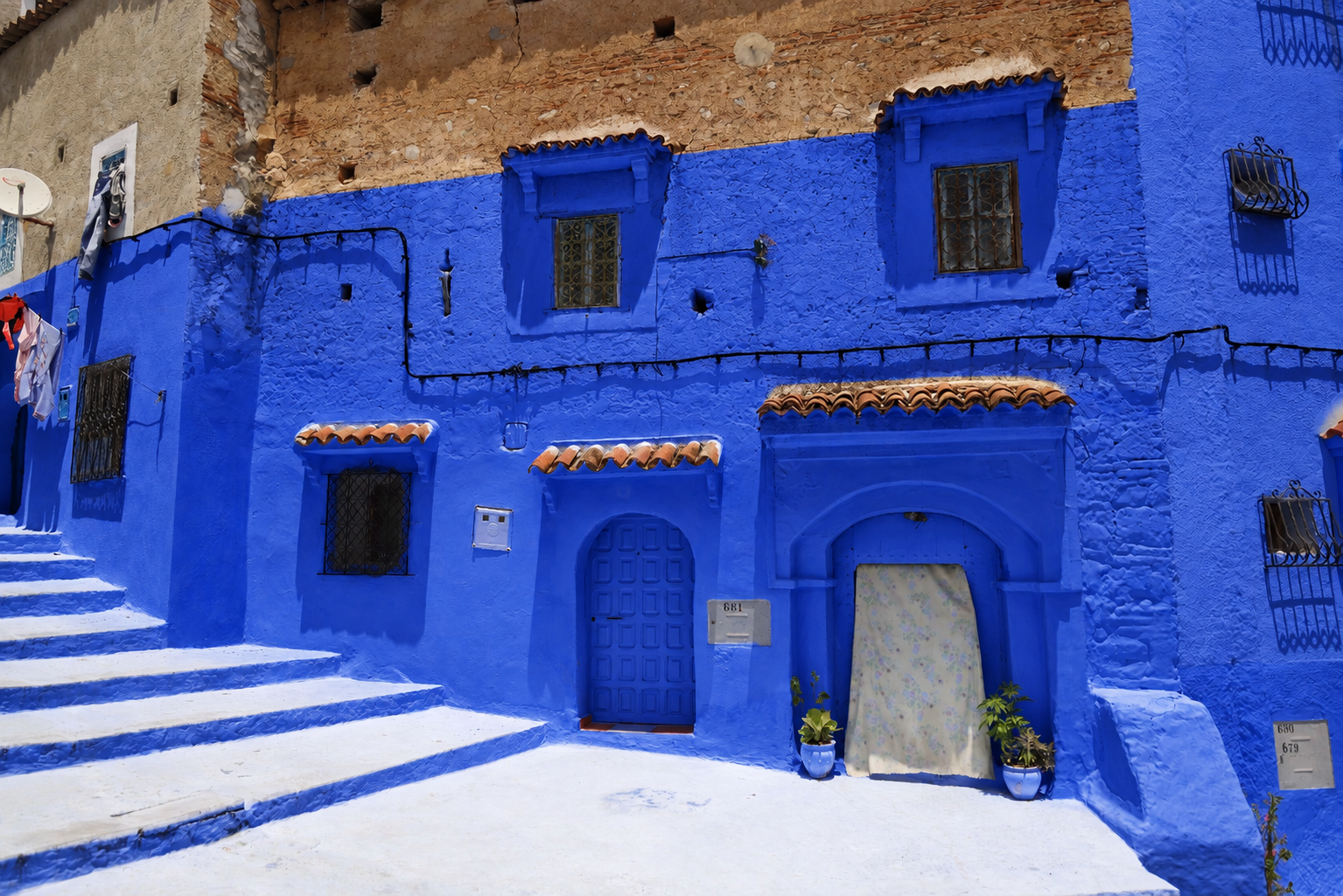 Rue typique du Maroc aux façades peintes en bleu profond, inspiration de la teinte Majorelle