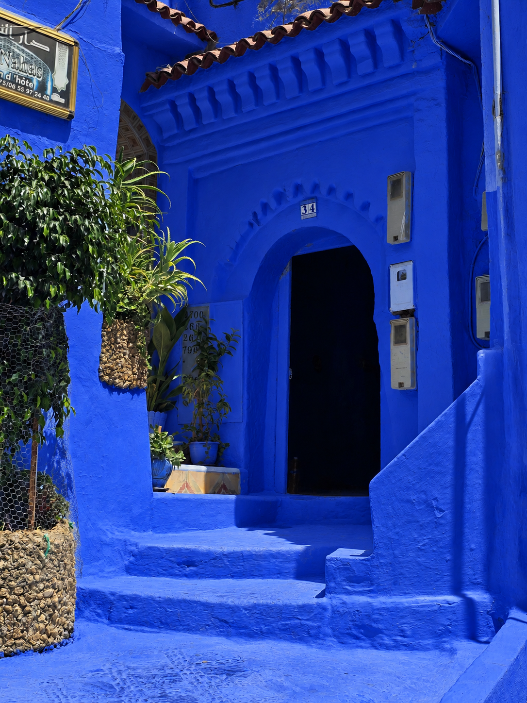 Entrée marocaine aux murs bleu profond intense, évoquant la teinte Lapis Lazuli