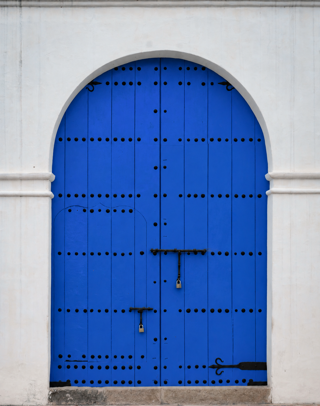 Porte ancienne peinte en bleu profond, symbole intemporel de cette couleur en architecture
